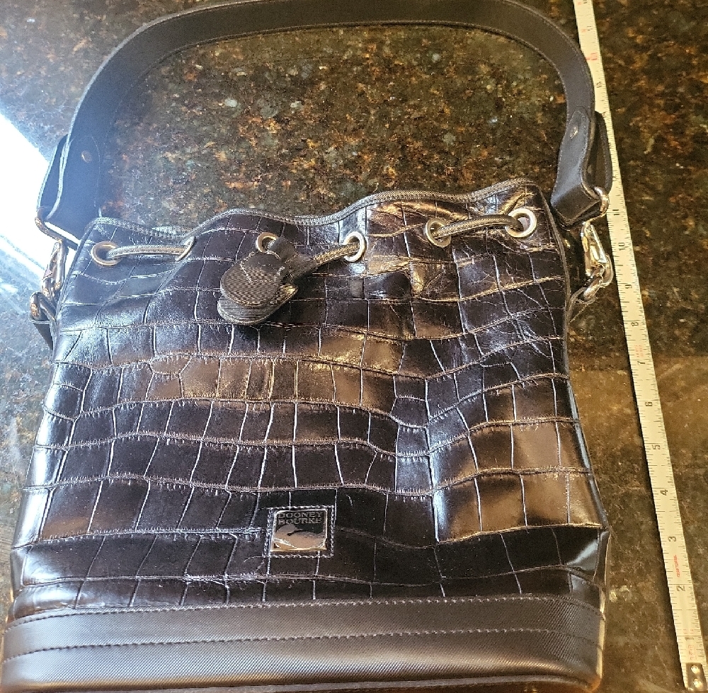 Elegant Black Crocodile-Embossed Women's Bag